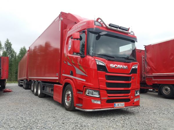 Konnekuljetuksen Scania R650
Konnekuljetus Oy:n  Scania R650 hakeyhdistelmä.
Avainsanat: Konnekuljetus Scania R650