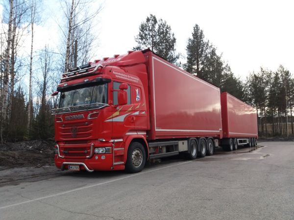 Konnekuljetuksen Scania R730
Konnekuljetus Oy:n Scania R730 hakeyhdistelmä 
Avainsanat: Konnekuljetus Scania R730 Shell Hirvaskangas