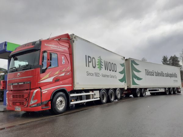 Konnekuljetuksen Volvo FH
Konnekuljetus Oy:n Volvo FH hakeyhdistelmä.
Avainsanat: Konnekuljetus Volvo FH Ipo Wood Neste
