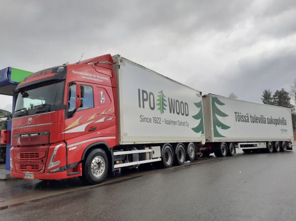 Konnekuljetuksen Volvo FH
Konnekuljetus Oy:n Volvo FH hakeyhdistelmä.
Avainsanat: Konnekuljetus Volvo FH Ipo Wood