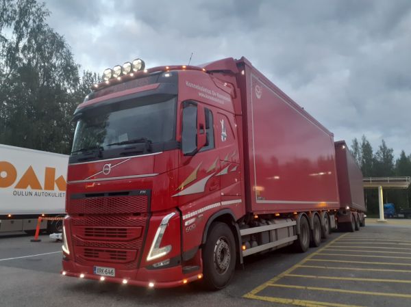Konnekuljetuksen Volvo FH500
Konnekuljetus Oy:n Volvo FH500 hakeyhdistelmä.
Avainsanat: Konnekuljetus Volvo FH500 ST1 Hirvaskangas