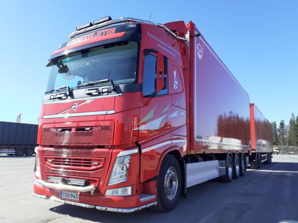 Konnekuljetuksen Volvo FH
Konnekuljetus Oy:n Volvo FH hakeyhdistelmä. 
Avainsanat: Konnekuljetus Volvo FH ABC Hirvaskangas