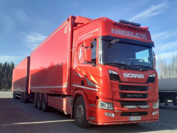 Konnekuljetuksen Scania 560R
Konnekuljetus Oy:n Scania 560R hakeyhdistelmä.
Avainsanat: Konnekuljetus Scania 560R ABC Hirvaskangas