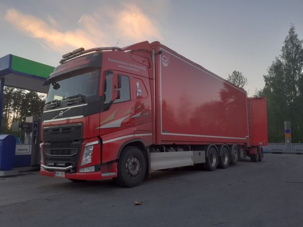 Konnekuljetuksen Volvo FH
Konnekuljetus Oy:n Volvo FH hakeyhdistelmä. 
Avainsanat: Konnekuljetus Volvo FH Neste