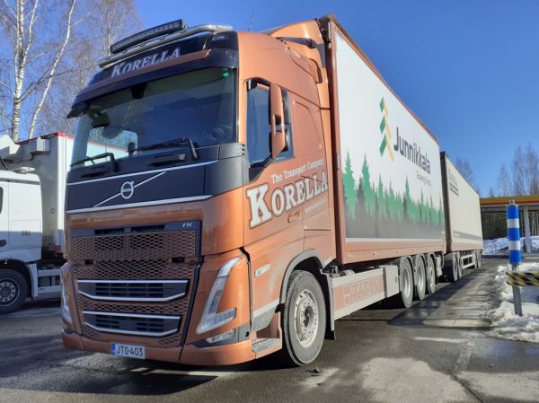 Korellan Volvo FH
Korella Oy:n Volvo FH hakeyhdistelmä.
Avainsanat: Korella Volvo FH Junnikkala Shell Hirvaskangas