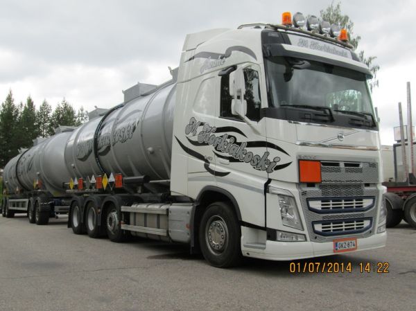 M Korkiakosken Volvo FH540
M Korkiakoski Oy:n Volvo FH540 säiliöyhdistelmä.
Avainsanat: Korkiakoski Volvo FH540 Shell Hirvaskangas