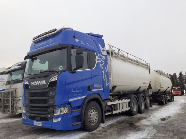 Körökyydin Scania R650
Körökyyti Oy:n Scania R650 "Blue Diamond" säiliöyhdistelmä.
Avainsanat: Körökyyti Scania R650 Blue Diamond ABC Hirvaskangas