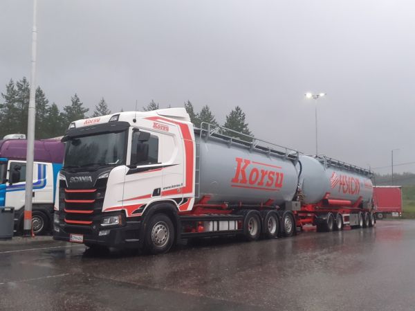 Korsun Scania R650 
Korsu Oy:n Scania R650 säiliöyhdistelmä. 
Avainsanat: Korsu Scania R650 Shell Hirvaskangas