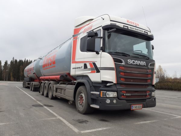 Korsun Scania R580 
Korsu Oy:n Scania R580 säiliöyhdistelmä. 
Avainsanat: Korsu Scania R580 ABC Hirvaskangas