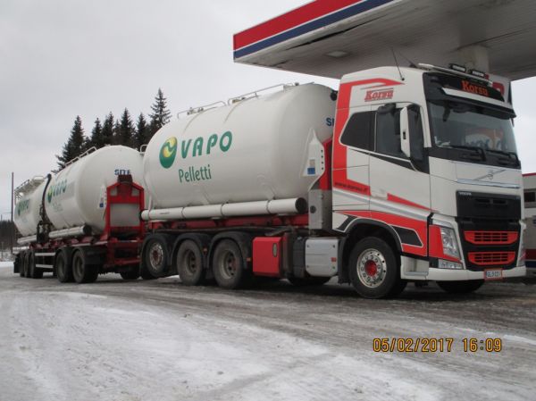 Korsun Volvo FH
Korsu Oy:n Volvo FH säiliöyhdistelmä.
Avainsanat: Korsu Volvo FH ABC Hirvaskangas