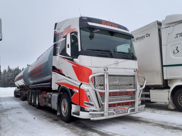 Korsun Volvo FH
Korsu Oy:n Volvo FH säiliöyhdistelmä.
Avainsanat: Korsu Volvo FH ABC Hirvaskangas