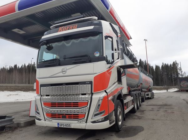 Korsun Volvo FH
Korsu Oy:n Volvo FH säiliöyhdistelmä.
Avainsanat: Korsu Volvo FH ABC Hirvaskangas