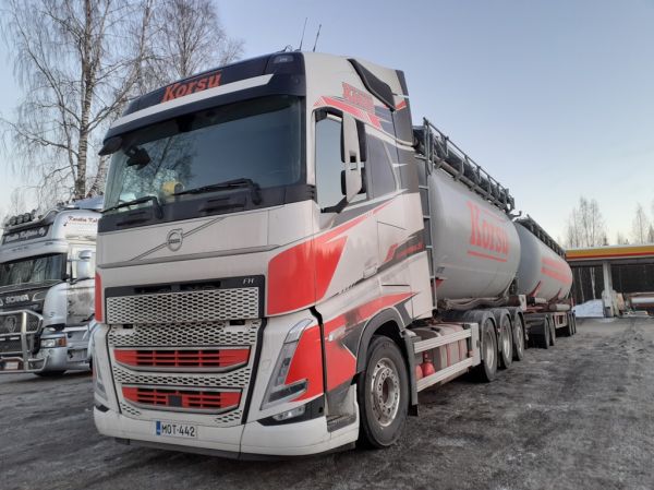 Korsun Volvo FH
Korsu Oy:n Volvo FH säiliöyhdistelmä.
Avainsanat: Korsu Volvo FH Shell Hirvaskangas