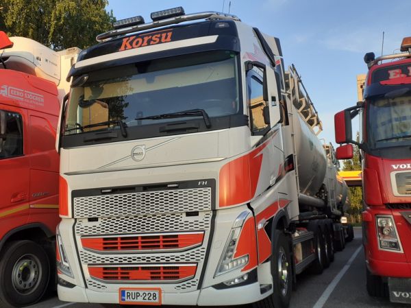 Korsun Volvo FH
Korsu Oy:n Volvo FH säiliöyhdistelmä.
Avainsanat: Korsu Volvo FH Shell Hirvaskangas