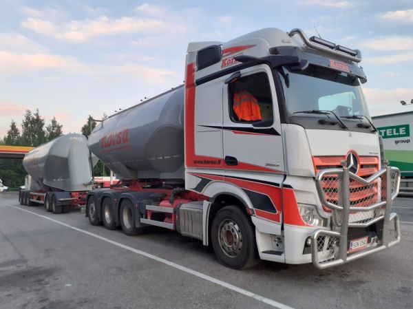 Korsun MB 3553 Actros
Korsu Oy:n MB 3553 Actros säiliöyhdistelmä.
Avainsanat: Korsu MB 3553 Actros Shell Hirvaskangas