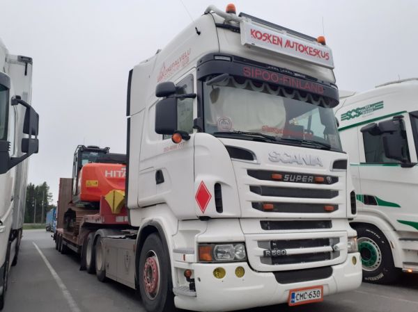 Konepalvelu Fredriksonin Scania R560
Kosken Autokeskuksen ajossa oleva Ab Maskintjänst Konepalvelu Fredriksson Oy:n Scania R560 lavettiyhdistelmä.
Avainsanat: Kosken Autokeskus Fredrikson Scania R560 ABC Hirvaskangas