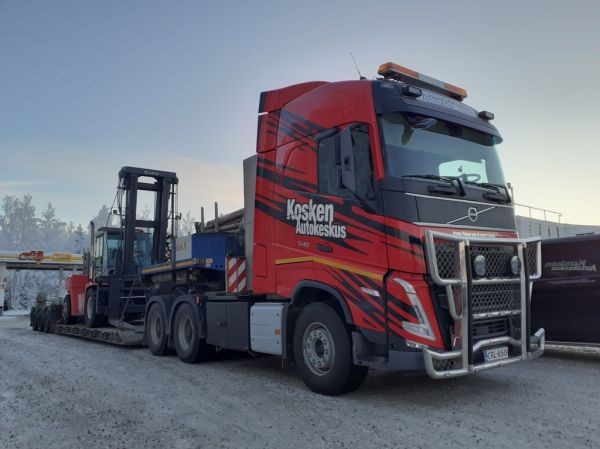 Kosken Autokeskuksen Volvo FH540
Kosken Autokeskus Oy:n Volvo FH540 lavettiyhdistelmä.
Avainsanat: Kosken Autokeskus Volvo FH540 ST1 Hirvaskangas