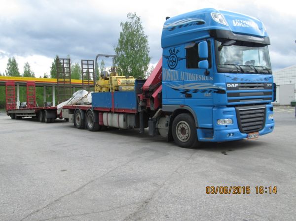 Kosken Autokeskuksen DAF XF 105.460 
Kosken Autokeskus Oy:n nosturilla varustettu DAF XF 105.460 lavettiyhdistelmä. 
Avainsanat: Kosken Autokeskus DAF XF 105.460 Shell Hirvaskangas