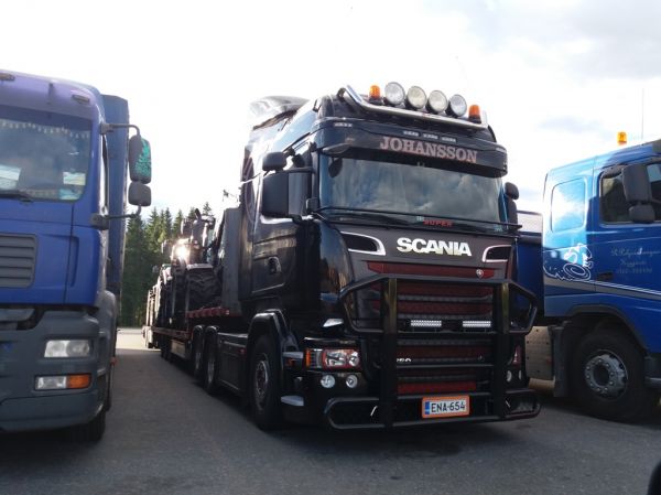 Johanssonin Scania R580 
Kosken Autokeskus Oy:n ajossa oleva Johanssonin Scania R580 lavettiyhdistelmä.
Avainsanat: Johansson Kosken Autokeskus Scania R520 ABC Hirvaskangas