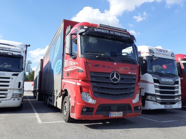 Kosken Autokeskuksen MB 2551 Actros
Kosken Autokeskus Oy:n MB 2551 Actros täysperävaunuyhdistelmä.
Avainsanat: Kosken Autokeskus MB 2551 Actros ABC Hirvaskangas