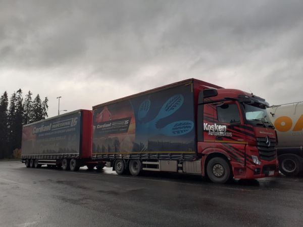 Kosken Autokeskuksen MB 2551 Actros
Kosken Autokeskus Oy:n MB 2551 Actros täysperävaunuyhdistelmä.
Avainsanat: Kosken Autokeskus MB 2551 Actros ABC Hirvaskangas