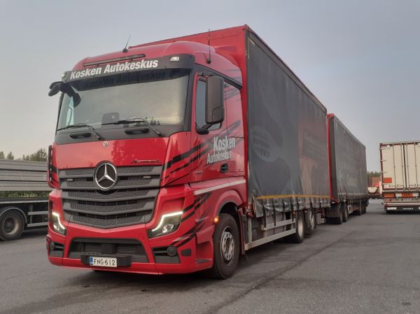 Kosken Autokeskuksen MB 2551 Actros L
Kosken Autokeskus Oy:n MB 2551 Actros L täysperävaunuyhdistelmä.

Avainsanat: Kosken Autokeskus MB 2551 ActrosL ABC Hirvaskangas