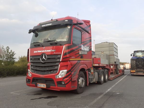 Kosken Autokeskuksen MB 3353 Actros
Kosken Autokeskuksen MB 3353 Actros lavettiyhdistelmä.

Avainsanat: Kosken Autokeskus MB 3353 Actros ABC Hirvaskangas