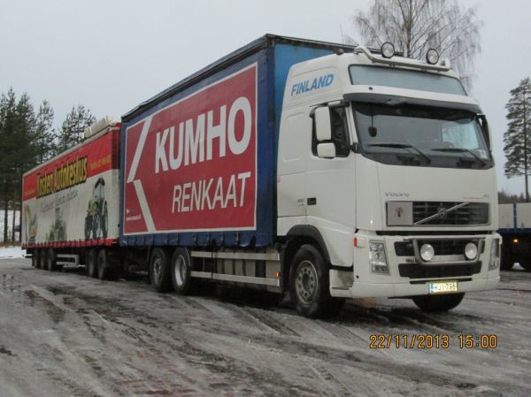 Kosken Autokeskuksen Volvo FH12
Kosken Autokeskus Oy:n Volvo FH12 täysperävaunuyhdistelmä.
Avainsanat: Kosken Autokeskus Volvo FH12 Shell Hirvaskangas Kumho