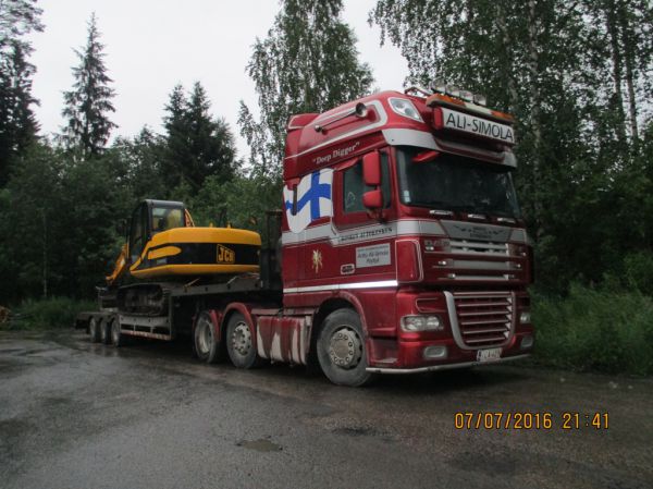 Kosken Autokeskuksen DAF XF
Kosken Autokeskuksen ajossa oleva Auto- ja koneurakointi A Ali-Simolan DAF XF lavettiyhdistelmä. 
Avainsanat: Kosken Autokeskus DAF XF Ali-Simola Shell Hirvaskangas