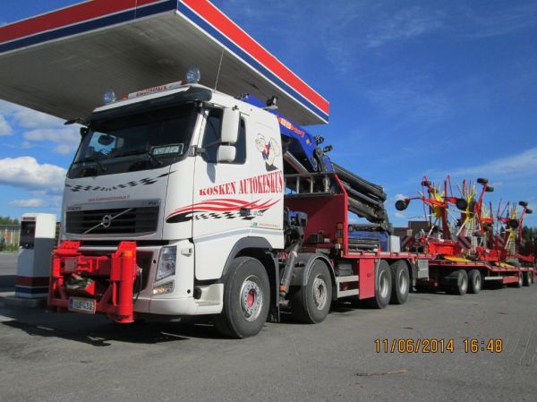 Kosken Autokeskuksen Volvo FH500 
Kosken Autokeskus Oy:n nosturilla varustettu Volvo FH500 lavettiyhdistelmä. 
Avainsanat: Kosken Autokeskus Volvo FH500 ABC Hirvaskangas