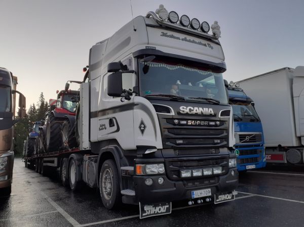 Kuljetus Tuokon Scania R500
Kosken Autokeskus Oy:n ajossa oleva Kuljetus Tuokko Ky:n Scania R500 puoliperävaunu+vasikkayhdistelmä.
Avainsanat: Kosken Autokeskus Tuokko Scania R500 2 ABC Hirvaskangas
