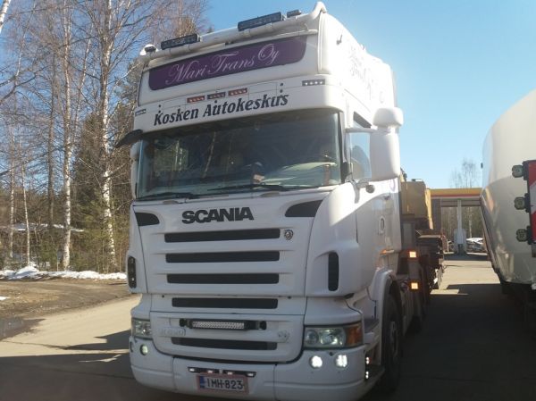Mari-Transin Scania R620
Kosken Autokeskus Oy:n ajossa oleva Mari-Trans Oy:n Scania R620 lavettiyhdistelmä.
Avainsanat: Mari-Trans Kosken Autokeskus Shell Hirvaskangas