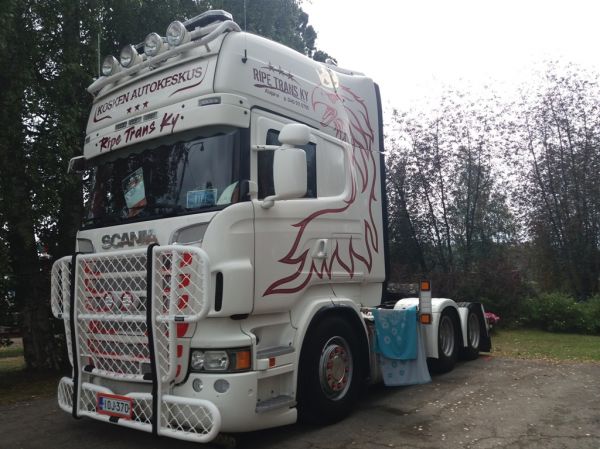 Ripe Transin Scania
Kosken Autokeskus Oy:n ajossa oleva Ripe Trans Ky:n Scania rekkaveturi.
Avainsanat: Kosken Autokeskus Ripe Trans Scania Viitasaari18