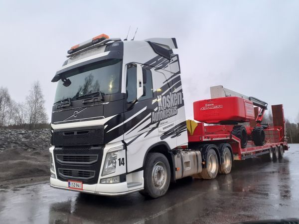 Kosken Autokeskuksen Volvo FH500 
Kosken Autokeskus Oy:n Volvo FH500 lavettiyhdistelmä
Avainsanat: Kosken Autokeskus Volvo FH500 ABC Hirvaskangas 14