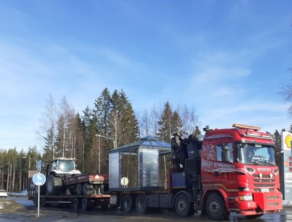 Kosken Autokeskuksen Scania 
Kosken Autokeskus Oy:n nosturilla varustettu Scania täysperävaunuyhdistelmä.  
Avainsanat: Kosken Autokeskus Scania Hirvaskangas