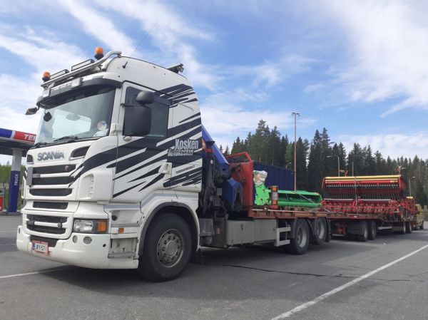 Kosken Autokeskuksen Scania R560
Kosken Autokeskuksen nosturilla varustettu Scania R560 täysperävaunuyhdistelmä.
Avainsanat: Kosken Autokeskus Scania R560 ABC Hirvaskangas