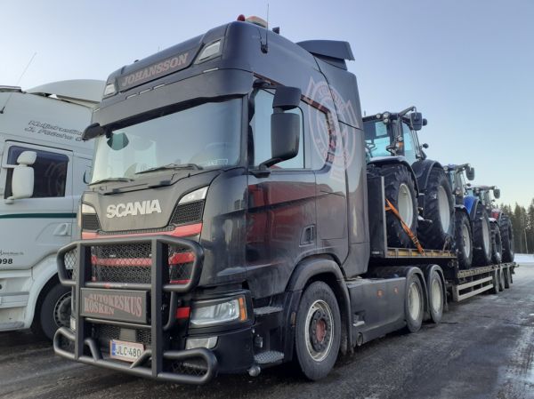 Kuljetus J Johanssonin Scania R500
Kosken Autokeskuksen ajossa oleva Kuljetus J Johanssonin Scania R500 puoliperävaunuyhdistelmä.
Avainsanat: Kosken Autokeskus Johansson Scania R500 ABC Hirvaskangas Jani