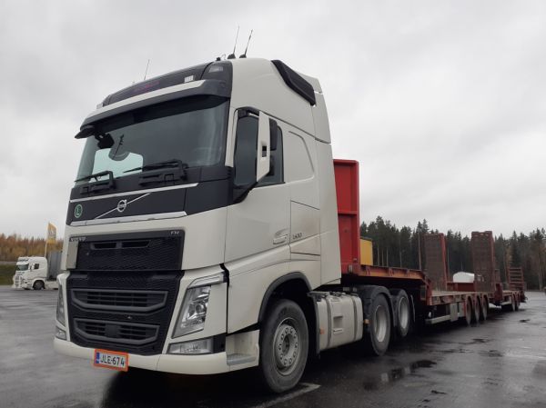 Kosken Autokeskuksen Volvo FH500
Kosken Autokeskuksen Volvo FH500 lavetti+vasikkayhdistelmä.

Avainsanat: Kosken Autokeskus Volvo FH500 Shell Hirvaskangas