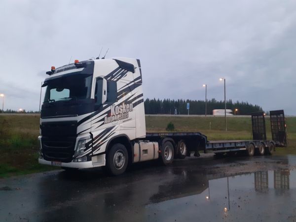 Kosken Autokeskuksen Volvo FH
Kosken Autokeskuksen Volvo FH lavettiyhdistelmä.
Avainsanat: Kosken Autokeskus Volvo FH Shell Hirvaskangas