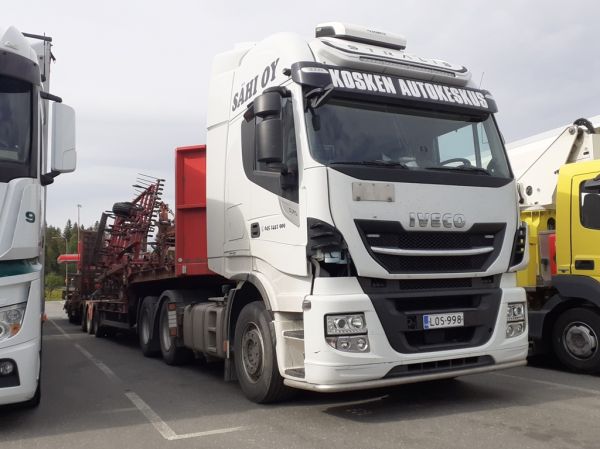 Sähin Iveco 570
Kosken Autokeskus Oy:n ajossa oleva Sähi Oy:n Iveco Stralis 570 puoliperävaunu+vasikkayhdistelmä.
Avainsanat: Kosken Autokeskus Sähi Iveco Stralis 570 ABC Hirvaskangas