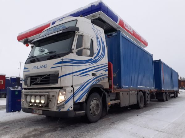 Talolan Kuljetuksen Volvo FH
Kosken Autokeskus Oy:n ajossa oleva Talolan Kuljetuksen Volvo FH täysperävaunuyhdistelmä.
Avainsanat: Talolan Kuljetus Volvo FH ABC Hirvaskangas Kosken Autokeskus