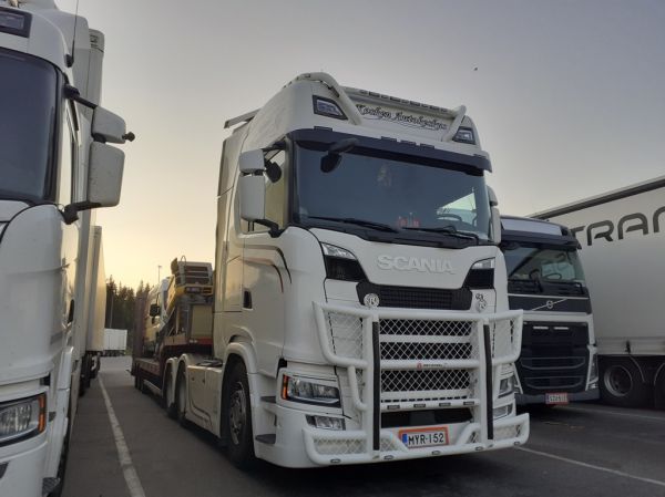 Kuljetus A Mannisen Scania 
Kosken Autokeskuksen ajossa oleva Kuljetus A Manninen Ky:n Scania lavettiyhdistelmä.

Avainsanat: Kosken Autokeskus Manninen Scania ABC Hirvaskangas