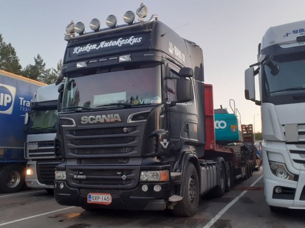 JJ-Rahdin Scania R560
Kosken Autokeskuksen ajossa oleva JJ-Rahti Oy:n Scania R560 lavettiyhdistelmä.
Avainsanat: JJ-Rahti Kosken Autokeskus Scania R650 Shell Hirvaskangas Ville