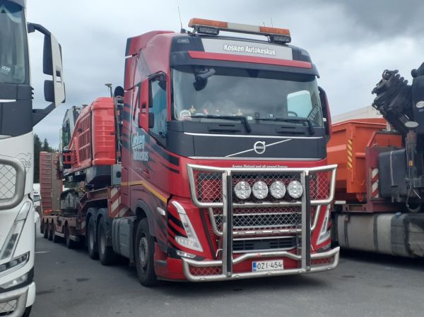 Kosken Autokeskuksen Volvo FH500
Kosken Autokeskus Oy:n Volvo FH500 lavettiyhdistelmä.
Avainsanat: Kosken Autokeskus Volvo FH500 ABC Hirvaskangas Teemu