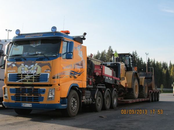 Kosken Autokeskuksen Volvo FH16
Kosken Autokeskus Oy:n Volvo FH16 lavettiyhdistelmä.
Avainsanat: Kosken Autokeskus Volvo FH16 ABC Hirvaskangas