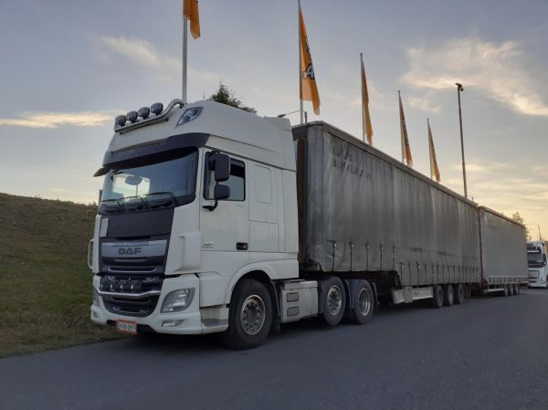 Kosken Autokeskuksen DAF XF440
Kosken Autokeskus Oy:n DAF XF440 puoliperävaunu+vasikkayhdistelmä.
Avainsanat: Kosken Autokeskus DAF XF440 ABC Hirvaskangas