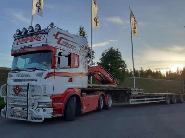 Kuljetus A Mannisen Scania
Kosken Autokeskus Oy:n ajossa oleva Kuljetus A Mannisen Scania puoliperävaunuyhdistelmä.
Avainsanat: Kosken Autokeskus Manninen Scania ABC Hirvaskangas Antti