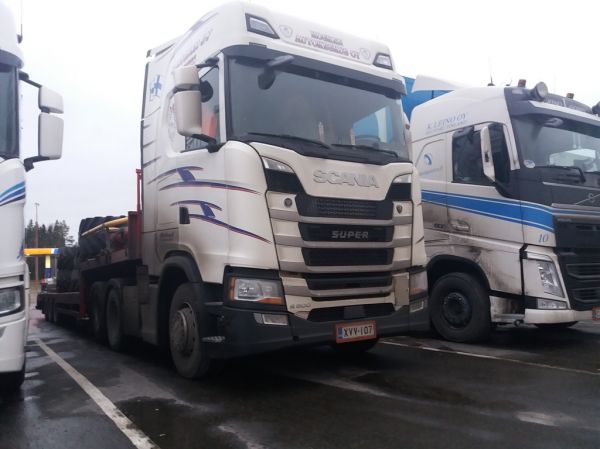 S Kantosen Scania S500
Kosken Autokeskus Oy:n ajossa oleva S Kantosen Scania S500 lavettiyhdistelmä.
Avainsanat: Kantonen Scania S500 ABC Hirvaskangas Kosken Autokeskus