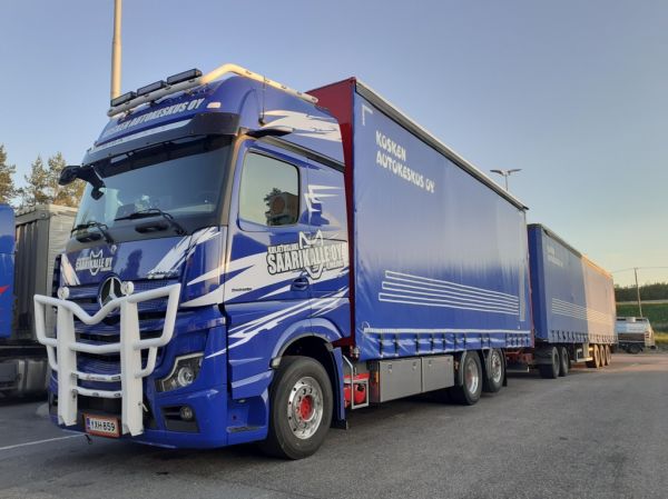 Kuljetusliike Saarikallen MB 2853 Actros
Kosken Autokeskuksen ajossa oleva Kuljetusliike Saarikalle Oy:n MB 2853 Actros täysperävaunuyhdistelmä.
Avainsanat: Saarikalle Kosken Autokeskus MB 2853 Actros Shell Hirvaskangas