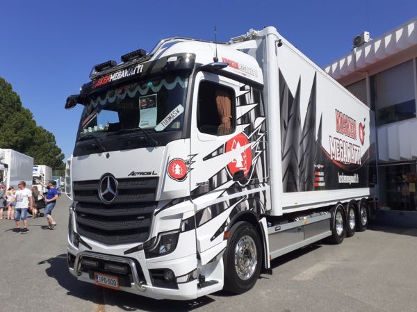 Kosken Megawatin MB 3553 Actros L
Kosken Megawatti Oy:n MB 3553 Actros L hakeauto.
Avainsanat: Megawatti MB 3553 ActrosL Tuomas Viitasaari23